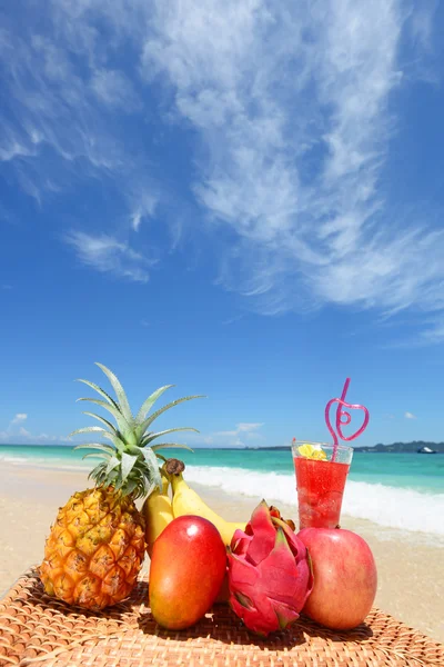 Buah tropis dengan jus — Stok Foto