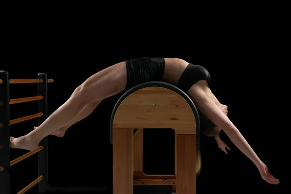 Mujer Haciendo Ejercicios Pilates Equipo Barril Backgound Negro Low Key —  Fotos de Stock