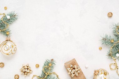 Noel hediyesi, beyaz arka planda yeşil ve altın süslemeler.