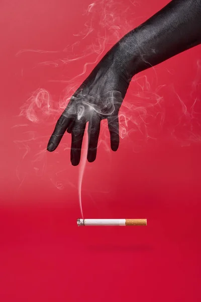 Schwarze Hand und schlechte Auswirkungen von Rauchen und Zigarettenrauch, trockene, beschädigte Haut. — Stockfoto