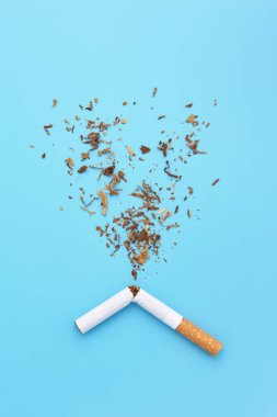 Sigarayı bırakmak için kırık bir sigara ve tütün sıçraması.