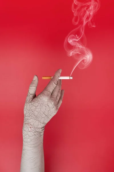 Wysuszona Popękana Ręka Trzymająca Palącego Papierosa Zły Wpływ Palenia Skórę — Zdjęcie stockowe