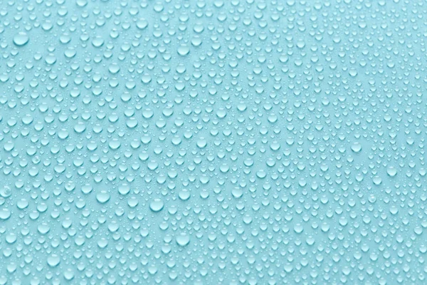 Gotas de agua pura sobre fondo abstracto azul claro, textura de gotitas. — Foto de Stock