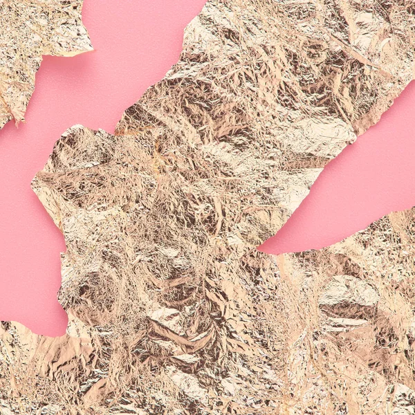 ピンクを基調とした抽象的な背景、金色の紙や金箔. — ストック写真