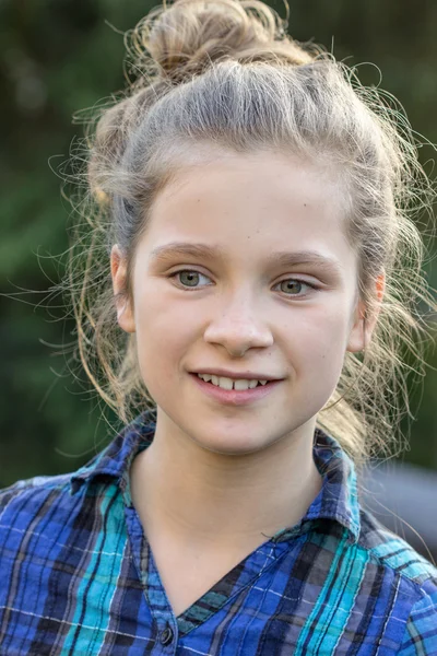 Portrait of a young girl — Stock Photo, Image