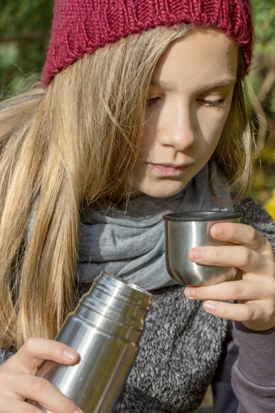 Girl drinks tea — Stock Photo, Image