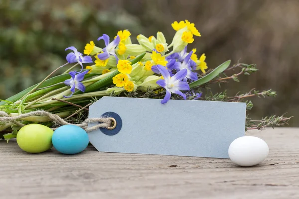 Ovos de Páscoa e cartão — Fotografia de Stock