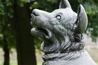 bronz heykelinterior del garaje de estacionamiento subterráneo