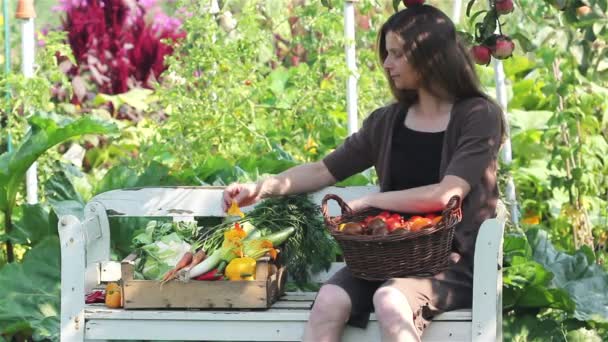 Una mujer con manzanas y verduras — Vídeos de Stock