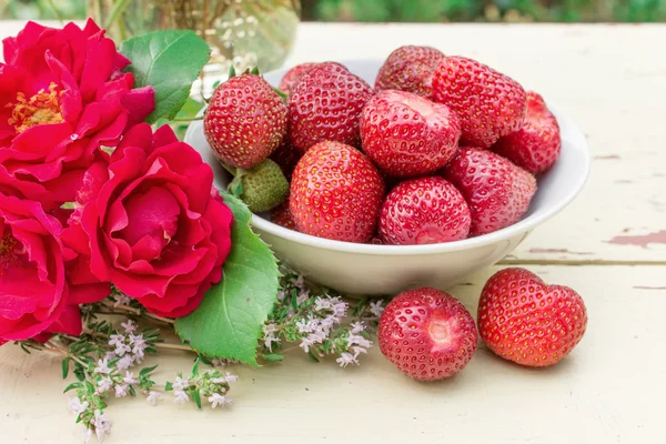 Fresas y rosas — Foto de Stock