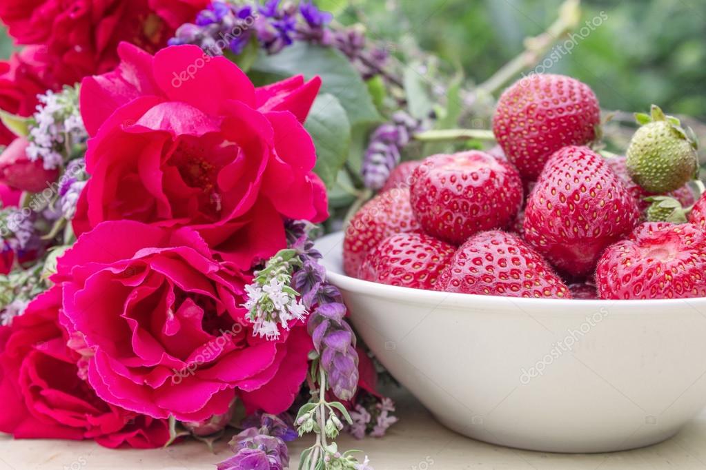 Strawberries and roses — Stock Photo © coramueller 75509041
