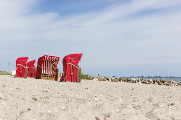 Sedie da spiaggia vicino al mare — Foto Stock