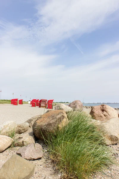 Sedie da spiaggia vicino al mare — Foto Stock