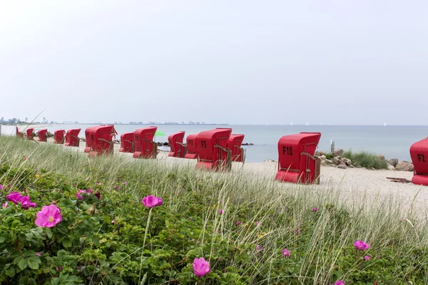 Sillas de playa junto al mar —  Fotos de Stock