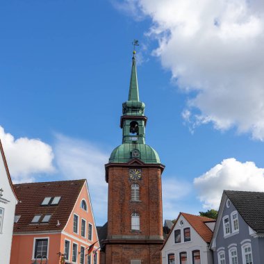 Almanya 'nın kuzeyinde Schleswig-Holstein eyâletinde, Kappeln' deki Aziz Nicholas Kilisesi ve gables