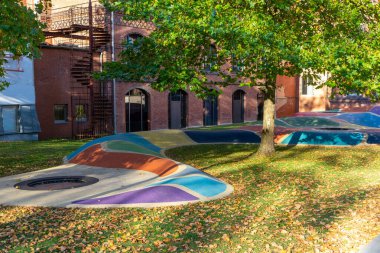Flensburg 'daki Museum Hill' deki Hans-Christiansen-Haus Müzesi 'nin önündeki renkli oyun alanı