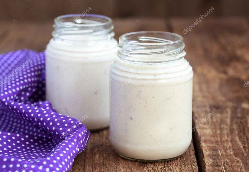 Hausgemachter Joghurt mit gehackten Pflaumen in zwei kleinen ...