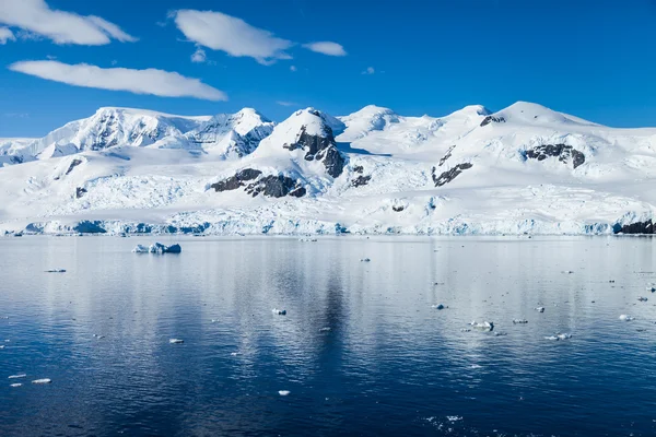 Montañas cubiertas de hielo para el paisaje —  Fotos de Stock