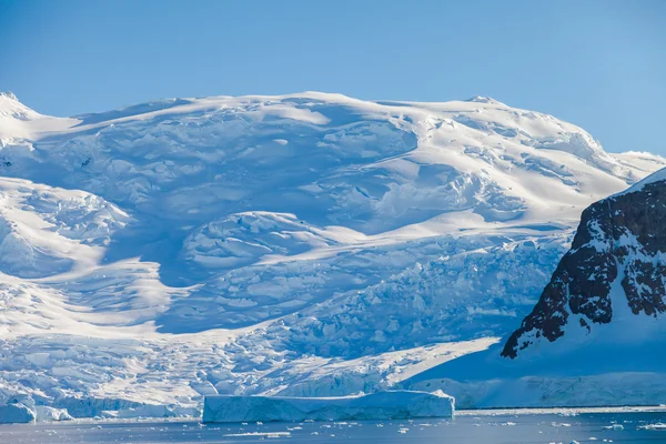Bergen bedekt met ijs voor landschap — Stockfoto