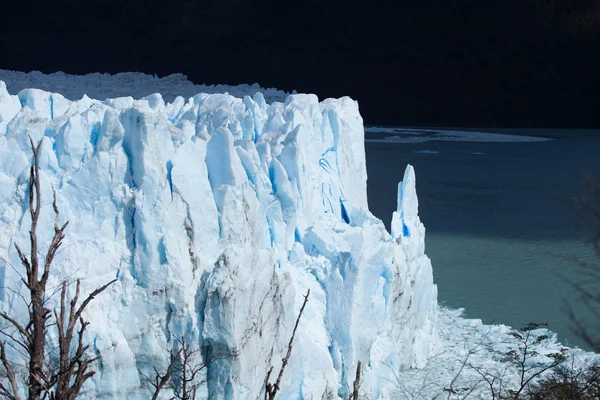 Glaciar é um corpo persistente de gelo denso que está constantemente se movendo sob seu próprio peso — Fotografia de Stock