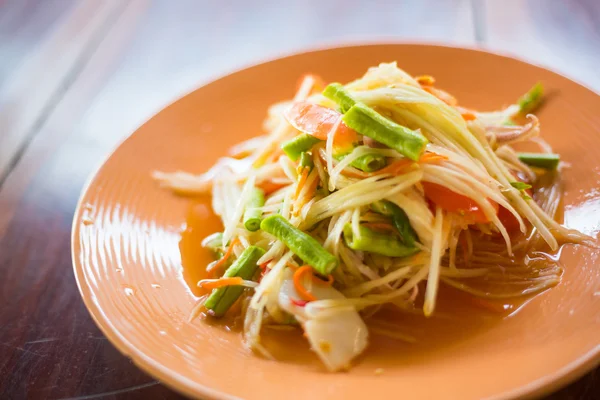 Salada de mamão é comida de rua popular na Tailândia — Fotografia de Stock