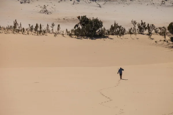 Solo uomo nel deserto — Foto Stock