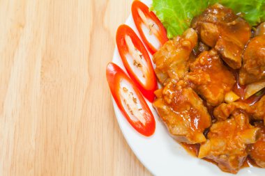 Soslu kızarmış domuz kaburga