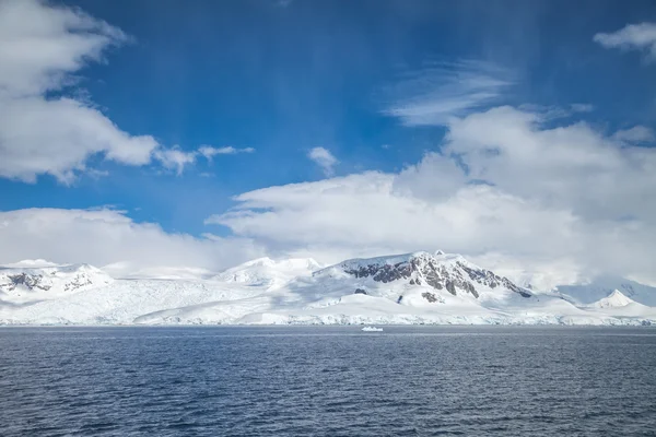 Βουνά Είναι Καλυμμένα Χιόνι Στην Ανταρκτική Για Τοπίο — Φωτογραφία Αρχείου