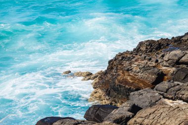 Dalgalar kayalarda kırılıyor