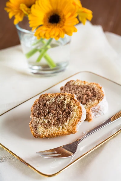 Dois pedaços de bolo de mármore — Fotografia de Stock