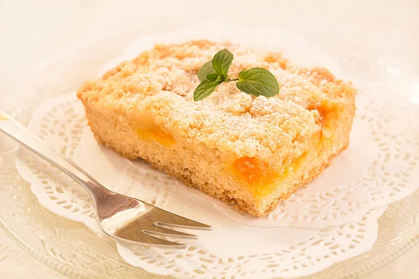 Un morceau de gâteau crumble fraîchement cuit — Photo