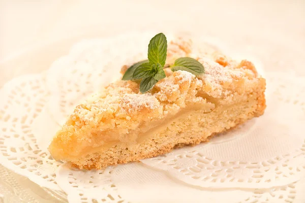 A piece of freshly baked apple crumble-toping cake — Stock Photo, Image