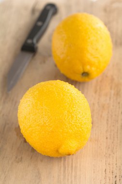 İki limon ahşap bir gemide yalan