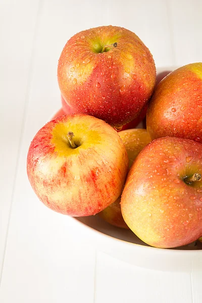 Яблоки вымыты свежим — стоковое фото