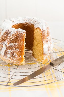 Ev yapımı kek bir yuvarlak kek raf olduğunu