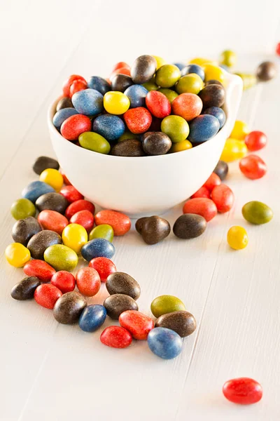 Bolas de chocolate de colores rellenas de cacahuetes —  Fotos de Stock