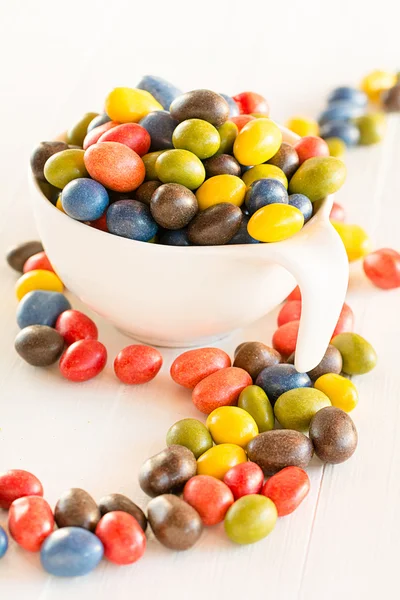 Bolas de chocolate de colores rellenas de cacahuetes —  Fotos de Stock