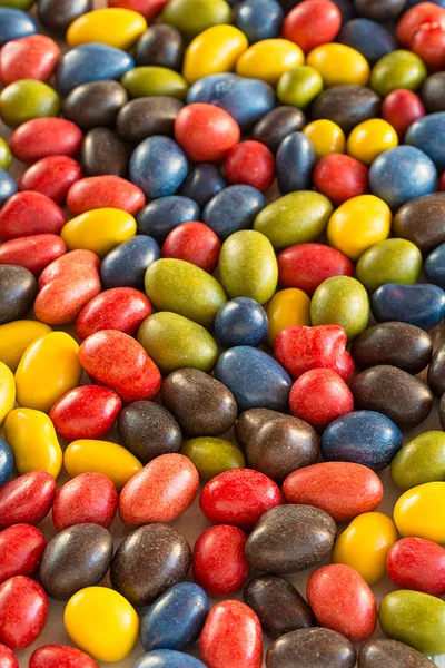 Farbige Schokoladenkugeln gefüllt mit Erdnüssen — Stockfoto