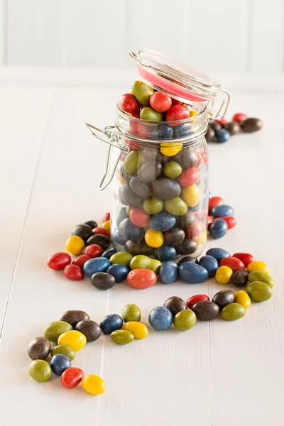Цветные шоколадные шарики с арахисом — стоковое фото