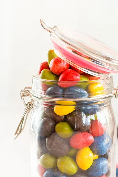 Kolorowe piłki czekolady wypełnione z orzeszków ziemnych — Zdjęcie stockowe