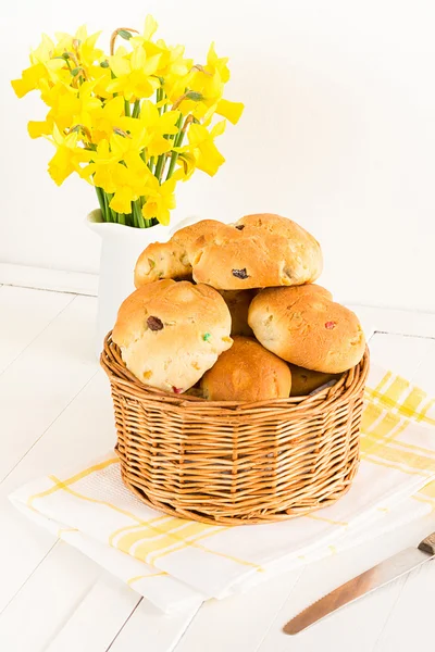 Bollos caseros con pasas —  Fotos de Stock