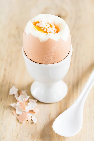 Ein hartgekochtes Ei — Stockfoto