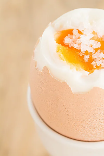 Um ovo cozido — Fotografia de Stock