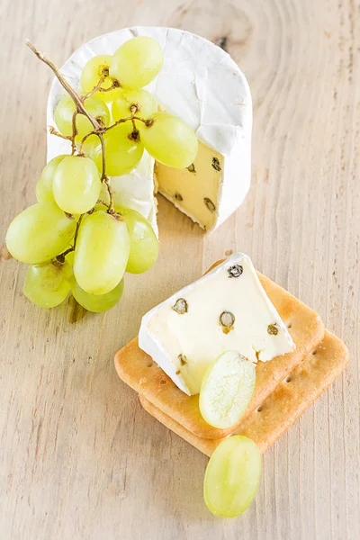 Een plakje Brie met groene peper — Stockfoto