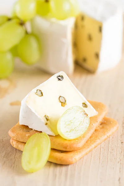 O felie de Brie cu piper verde — Fotografie, imagine de stoc