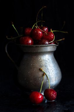 Metal bir sürahi içinde kiraz 