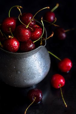 Metal bir sürahi içinde kiraz 