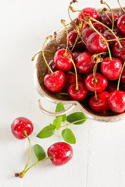 Cerezas frescas en un tazón de plata —  Fotos de Stock