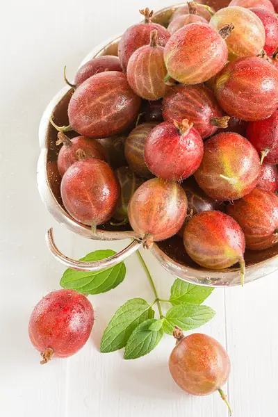 Frische Stachelbeeren in einer silbernen Schüssel — Stockfoto