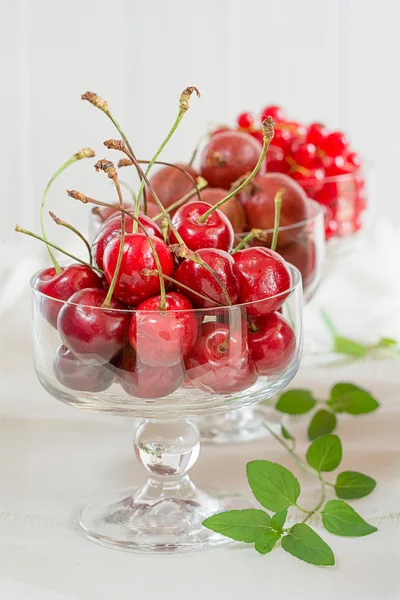 Cerejas, groselhas e groselhas vermelhas em copos — Fotografia de Stock